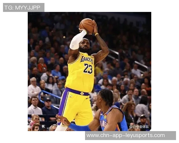 詹姆斯训练中全力指挥防守轮转声音嘶哑展现领袖风范