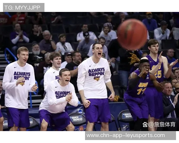 东契奇与里夫斯现场观战布朗尼G联盟比赛展现篮球热情与友谊