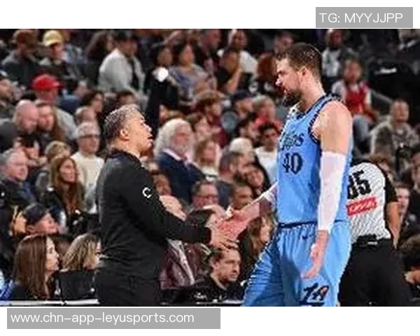 祖巴茨进攻受限难以发挥卢指导无奈回应包夹困境