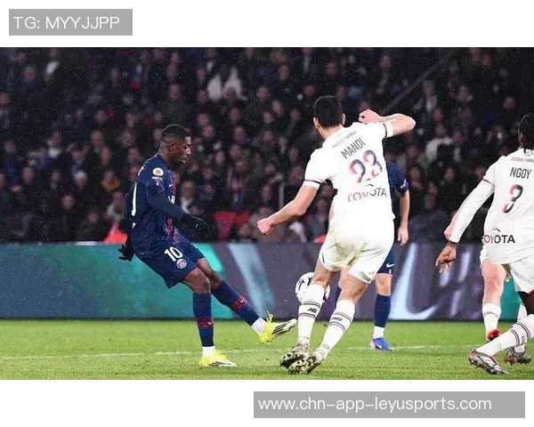 登贝莱神仙吊射令里尔门将傻眼躺球门内沉思人生瞬间成笑谈 登贝莱神仙吊射令里尔门将傻眼躺球门内沉思人生瞬间成笑谈