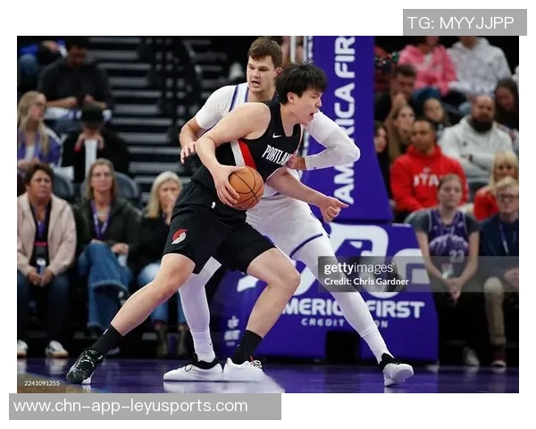 球队对杨瀚森的期待是适应四年后再评估他与科沃德的实力对比